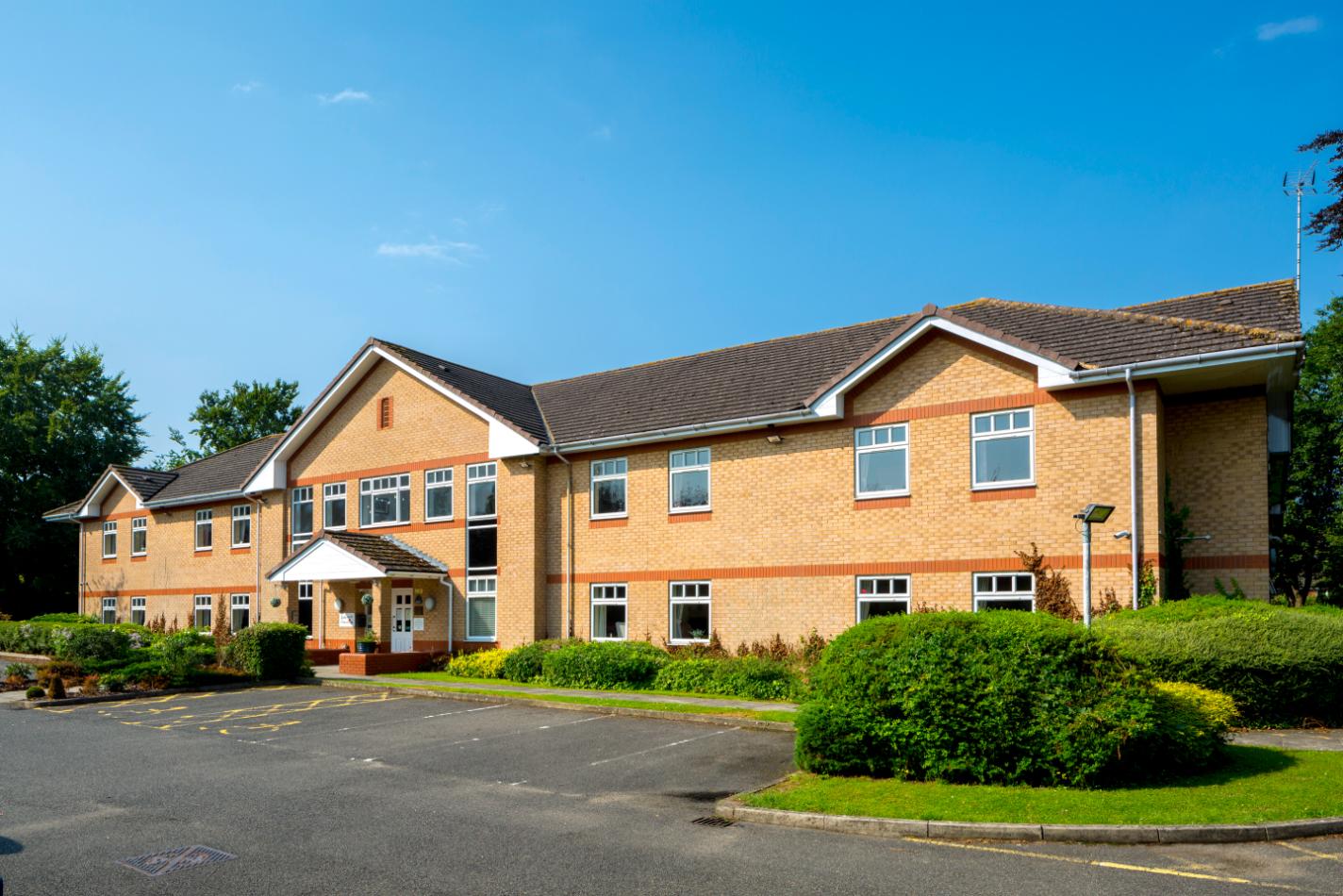 outside-of-rideway-lodge-with-green-bushes-surrounding-it